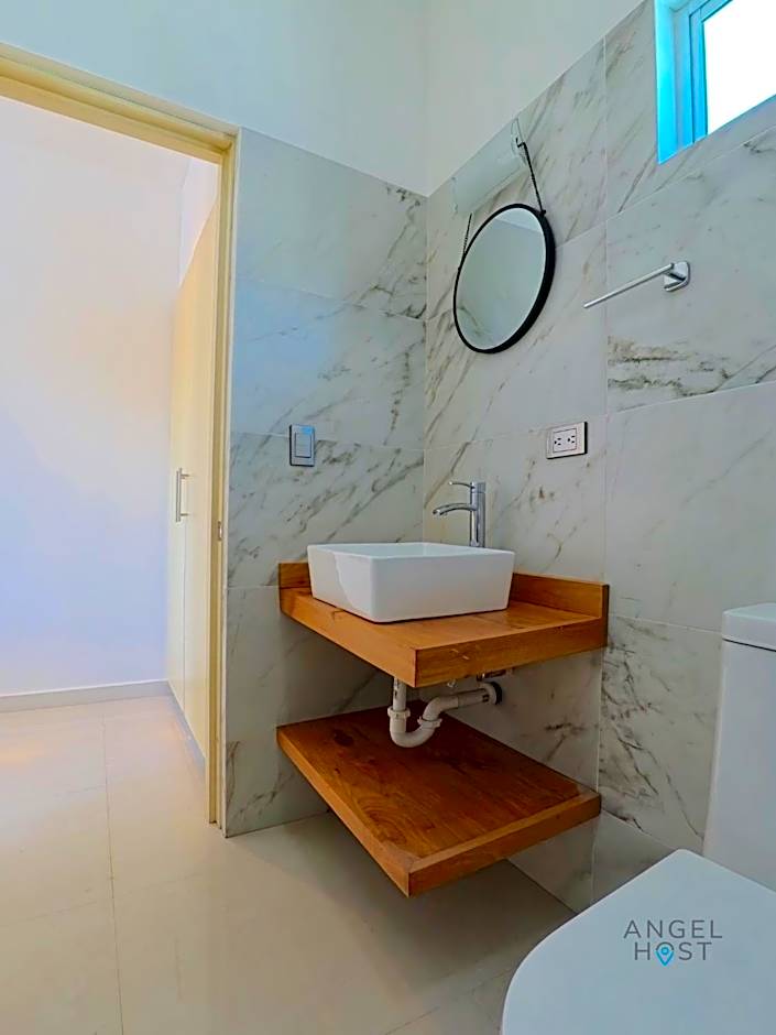 Commercial Zone Studios, Pool, BBQ and Beach 7 Blocks