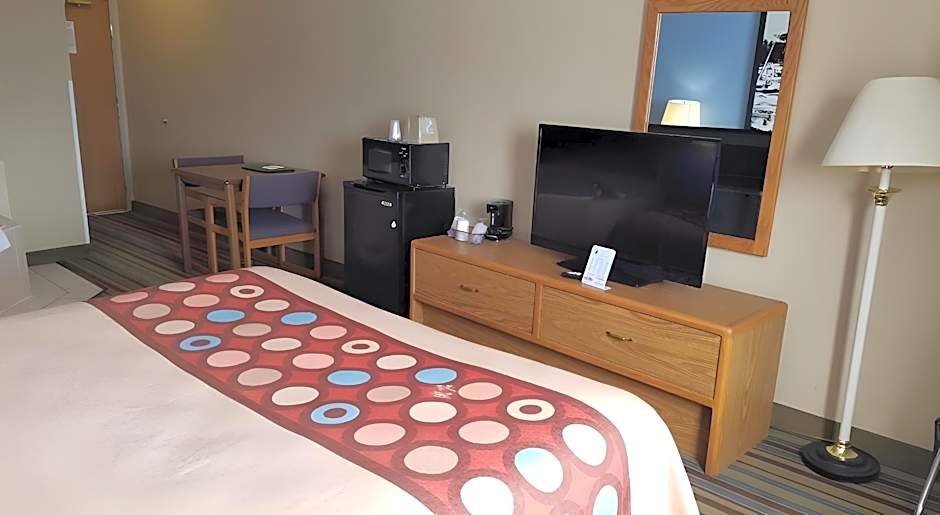 Super 8 by Wyndham Pontoon Beach IL/St. Louis MO Area