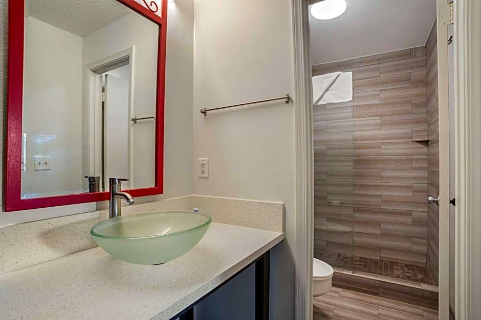 Super 8 by Wyndham Daleville/Fort Novosel