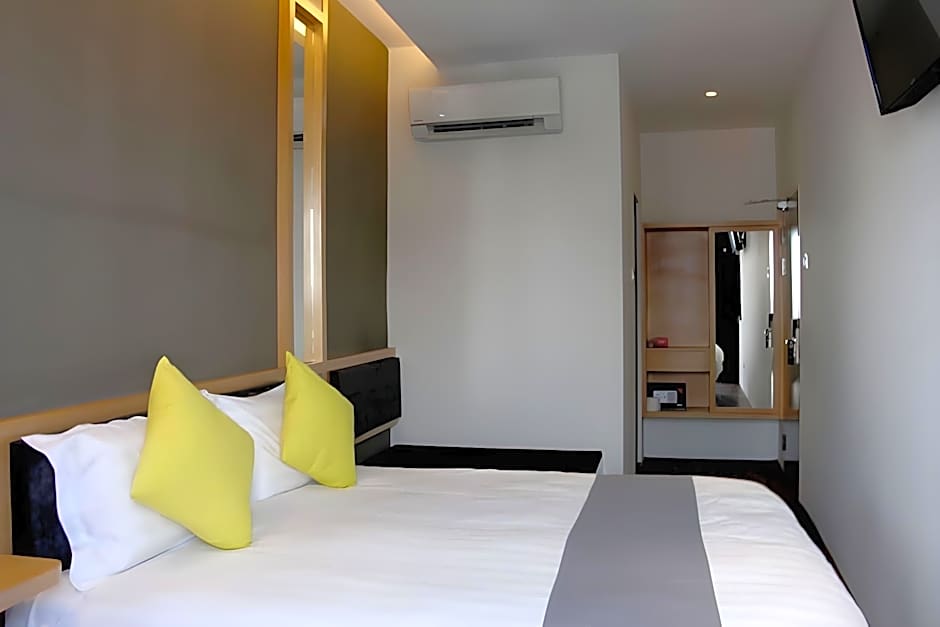 B Street Hotel