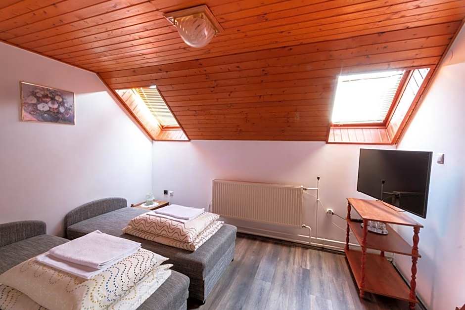 Photo 1 of 5 of Sextuple Room