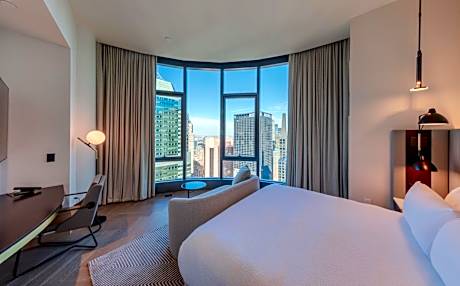 Corner King Room with City View