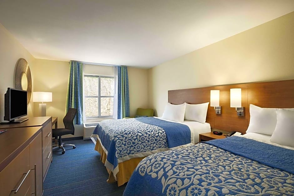 Days Inn & Suites by Wyndham Altoona