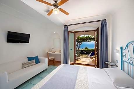 Deluxe Double Room with Patio and Sea View