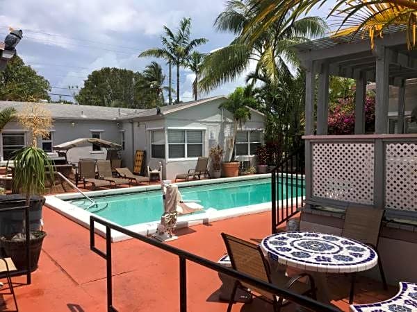 Richard's Motel Courtyard