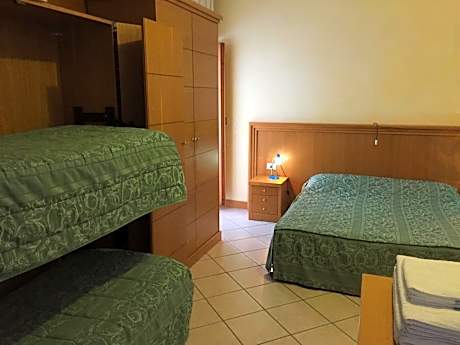 Family Room (2 Adults + 2 Children)