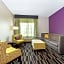 La Quinta Inn & Suites by Wyndham Bridge City