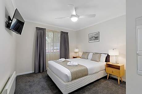 Two-Bedroom Cottage with Spa Bath