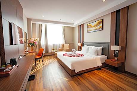 Junior Suite with City and River View