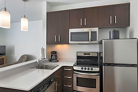 One-Bedroom Queen Suite with Sofa Bed - Hearing Accessible