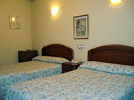 Deluxe Double Room (2 Adults + 1 Child)