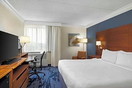 Room, 1 King Bed (Mobility/Hearing Access, Roll-In Shwr) (1 King Bed)