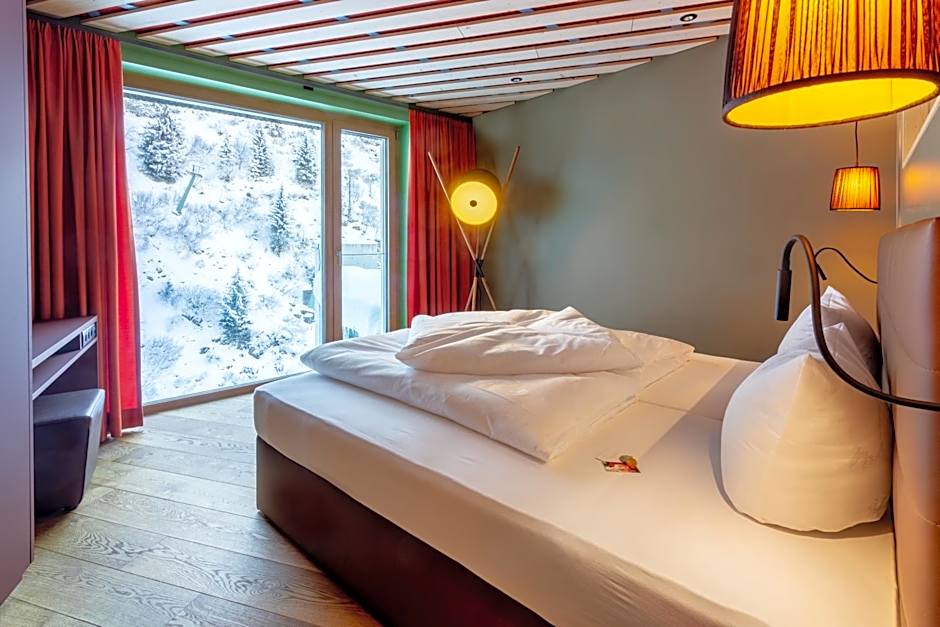 Wohlfühlhotel Hubertushof am Arlberg - Ski-In & Ski-Out - Sky Pool