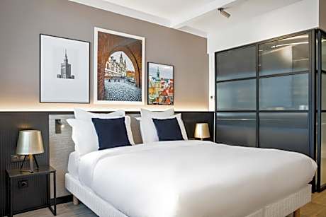 Executive Room with One Queen Bed