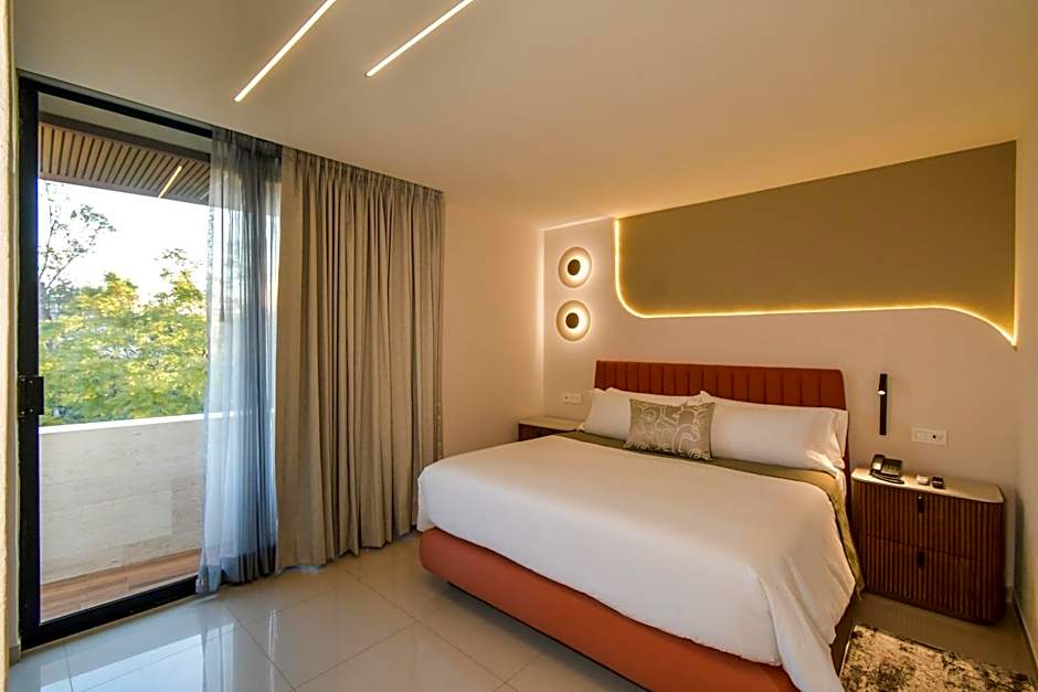 Expo Satelite 2750 Hotel & Suites