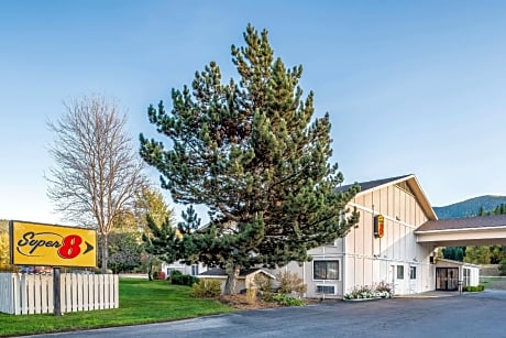 Super 8 By Wyndham St. Regis