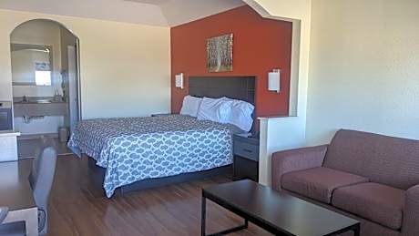 King Suite - Non-Smoking