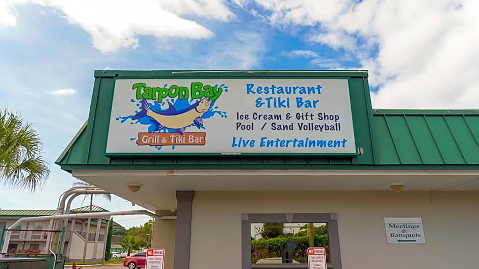 Heated Pool, Huge TV, Waterfront Tiki Bar & Grill, Close to Beaches