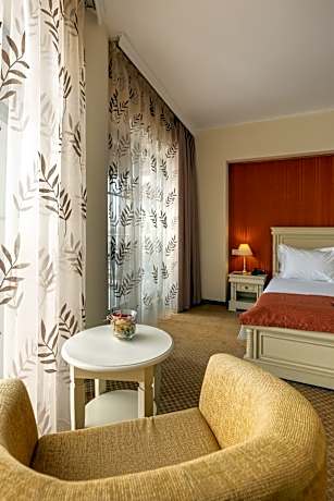 Double Room with Sea View & Free Access to Private Beach
