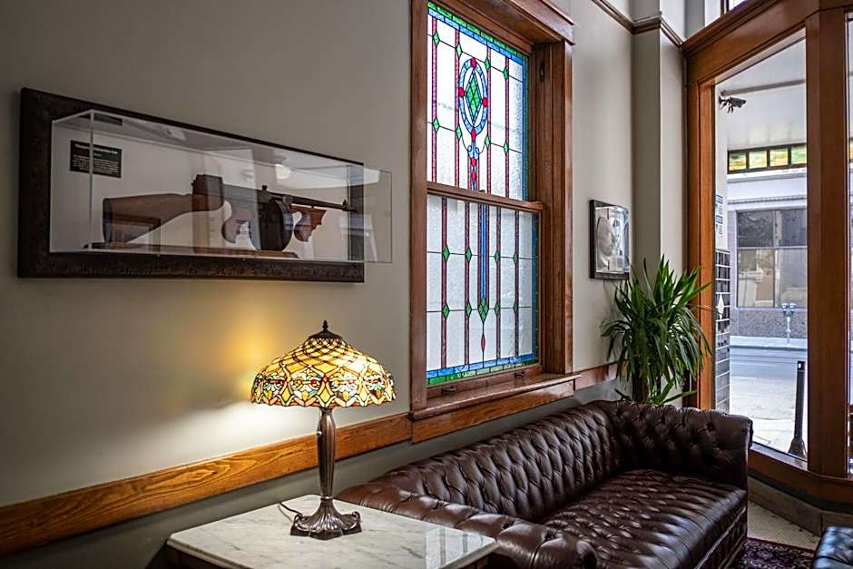 Gardner Hotel & Hostel