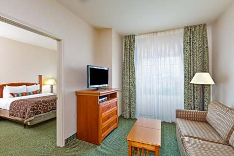 One-Bedroom Queen Room with Mobility Accessible Tub - Non-Smoking