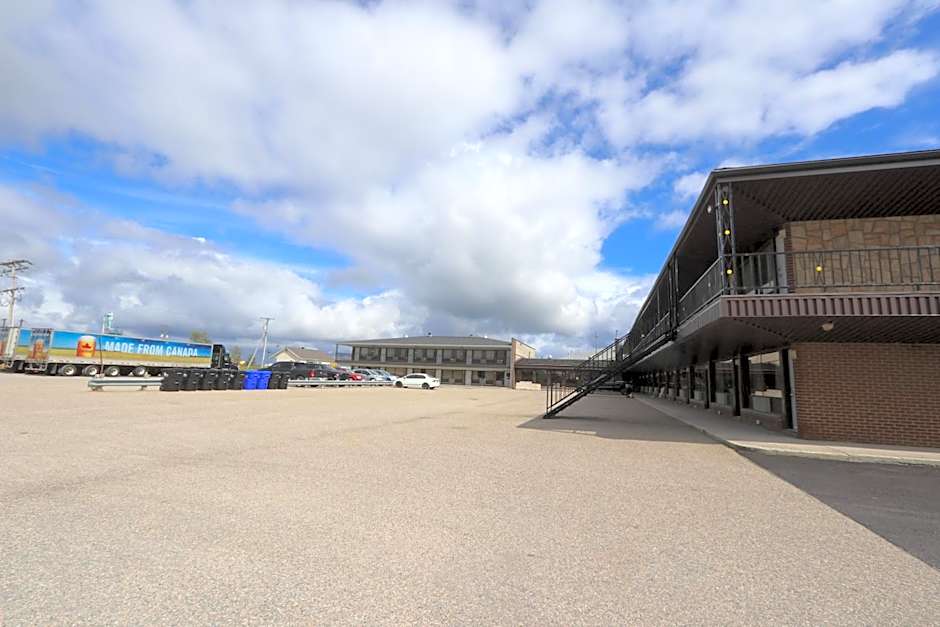 Super 8 by Wyndham Hearst ON