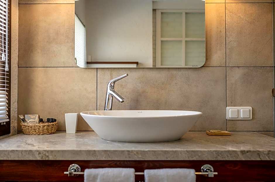 4reasons hotel + bistro | 12+