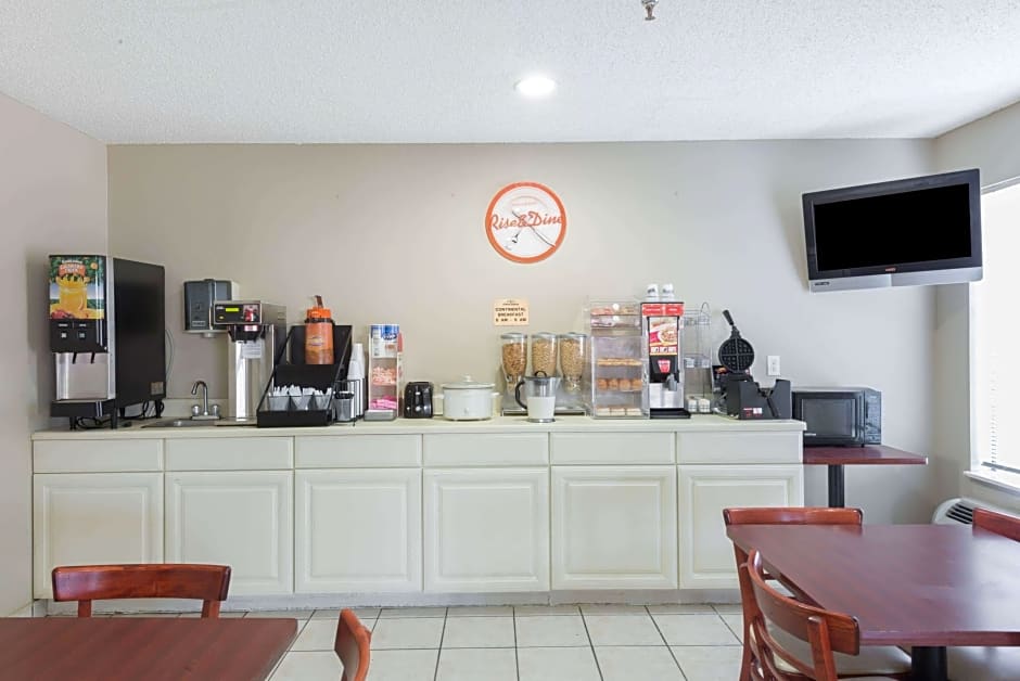 Howard Johnson by Wyndham Iowa LA
