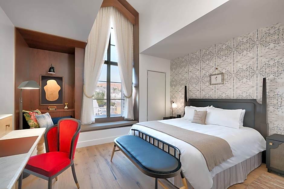 THE ADVENIRE, AUTOGRAPH COLLECTION