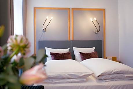 Standard Double Room (bed size 63 in)