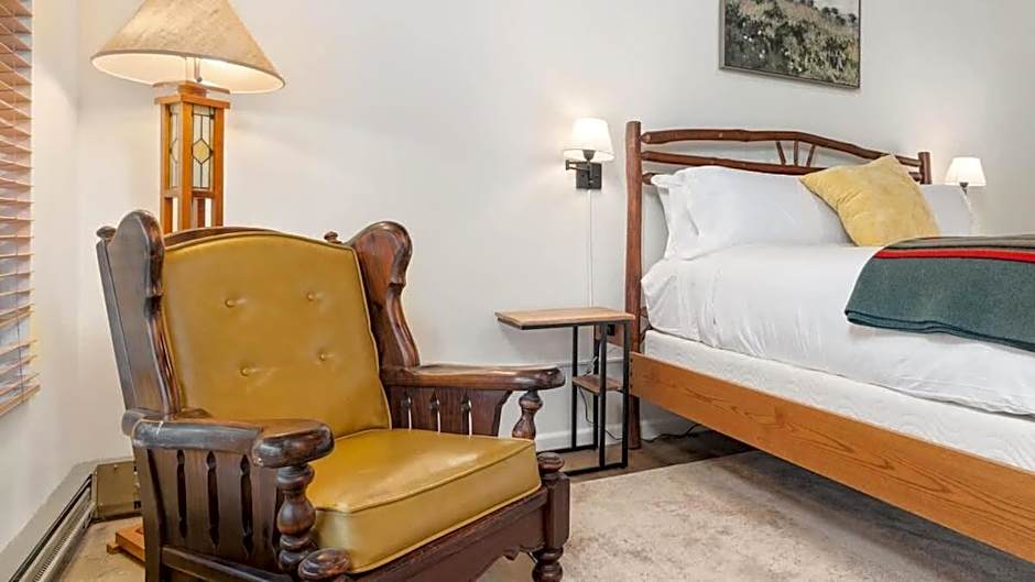 Camp Nelson Lodge Room 6