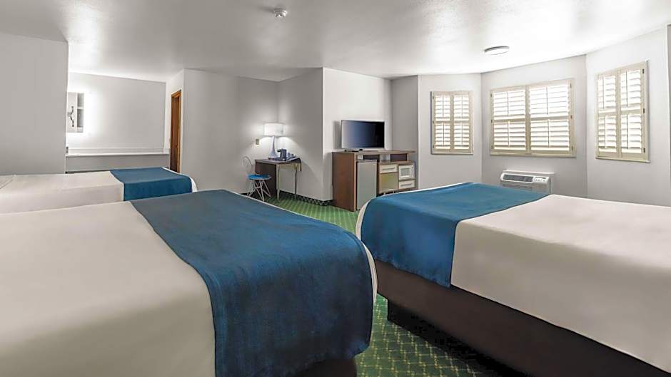 Days Inn & Suites by Wyndham Flagstaff I-40