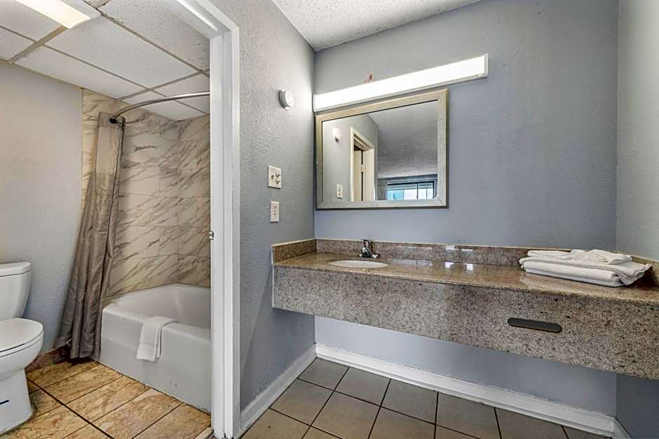 Super 8 by Wyndham Portsmouth - Norfolk