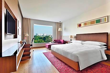 Deluxe King, Guest Room, 1 King Bed - INR 1000 F&B Credit, 1+1 on Selected Beverages (Happy Hours 17:00 -19:00 Hrs)
