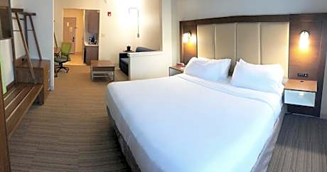 Suite - Hearing Accessible - Non-Smoking