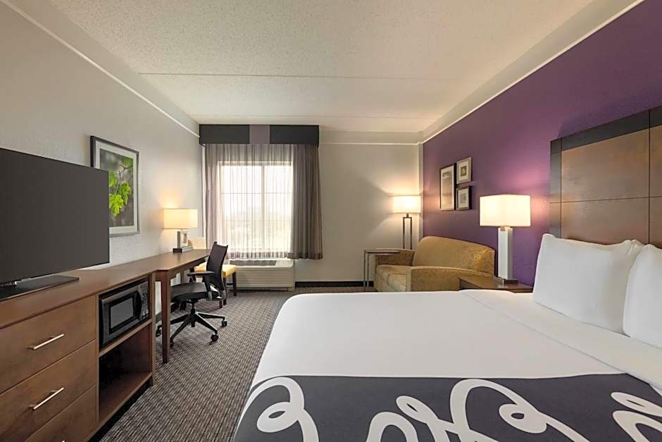 La Quinta Inn & Suites by Wyndham Arlington North Six Flags Drive