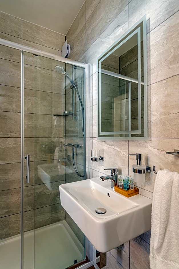 The Torland - Paignton Seafront - free parking, all rooms en-suite