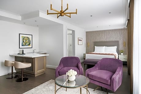 Junior Queen Suite