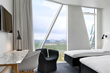 Large Standard Guest Room with Twin Beds and City View