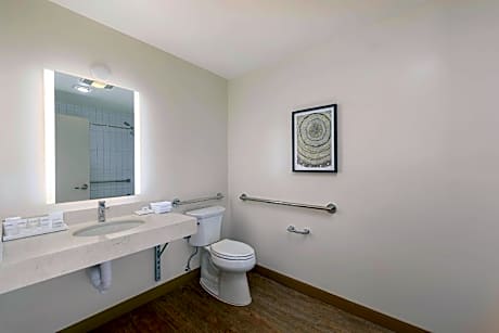 King Mobility/Hearing Accessible W/Bathtub