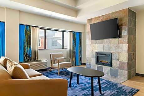 One-Bedroom King Suite with Sofa Bed - Hearing Accessible