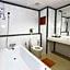 Convenient Grand Plus Hotel Suvarnabhumi