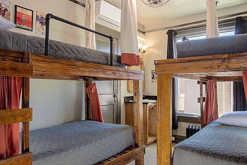 Gardner Hotel & Hostel