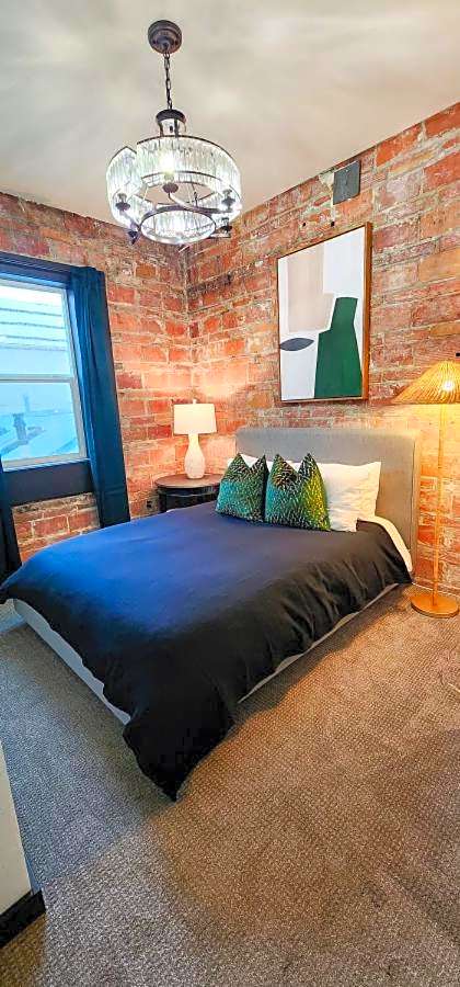 Speakeasy Suites Sleeps 18