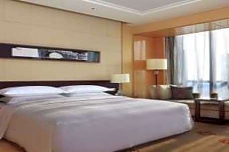 Deluxe Room, 1 King Bed, City View