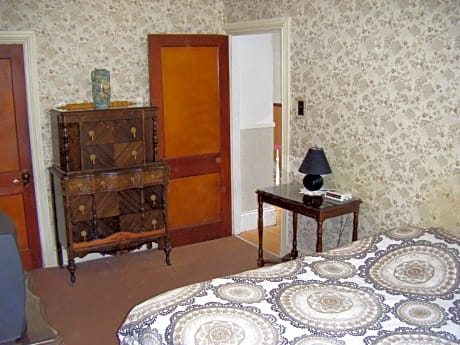 King or Twin Room with Shared Bathroom