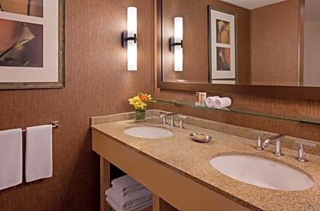 2 Queen Beds with ADA Tub