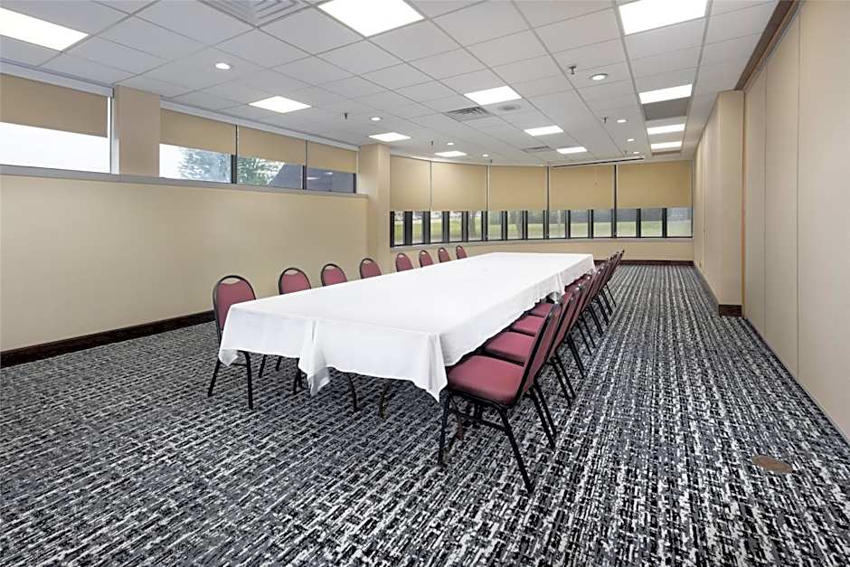 DoubleTree by Hilton Manhattan, KS