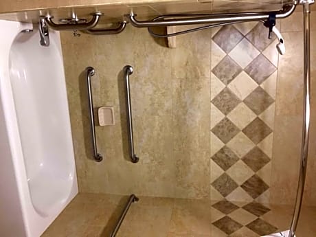 2 Queens Mobility/Hearing Access Tub Nosmok