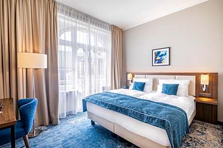 1 Queen Standard Balcony